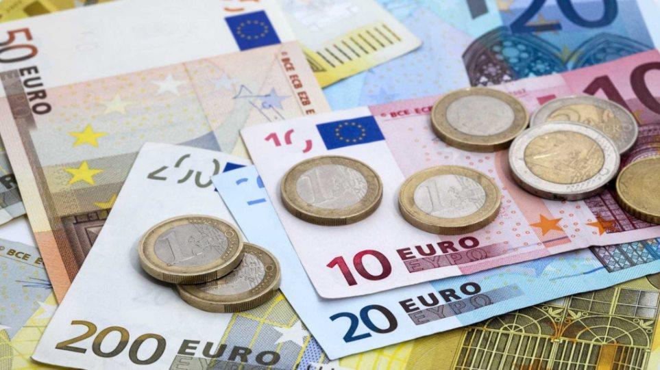 Το ευρώ υποχωρεί 0,08%, στα 1,0460 δολάρια