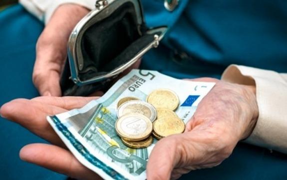 Συντάξεις: Βαθαίνει το ρήγμα Δημοσίου – ΕΦΚΑ ενώ 6 στους 10 ζουν κάτω από τα όρια αξιοπρεπούς διαβίωσης Συντάξεις: Βαθαίνει το ρήγμα Δημοσίου – ΕΦΚΑ ενώ 6 στους 10 ζουν κάτω από τα όρια αξιοπρεπούς διαβίωσης