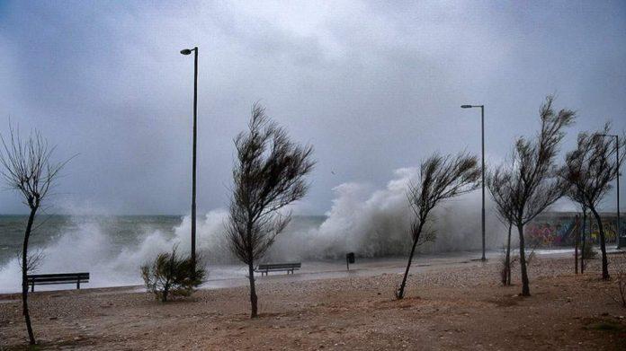 Ισχυροί άνεμοι παραλύουν την ακτοπλοΐα και αποκόπτουν νησιά από την ηπειρωτική χώρα Ισχυροί άνεμοι παραλύουν την ακτοπλοΐα και αποκόπτουν νησιά από την ηπειρωτική χώρα