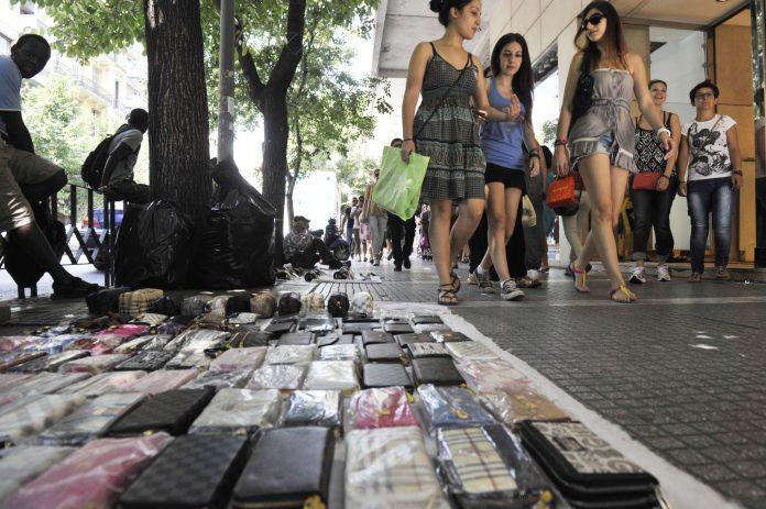 Πρόστιμα ύψους 18.200 ευρώ επιβλήθηκαν την περασμένη εβδομάδα μετά από τους ελέγχους για παρεμπόριο Πρόστιμα ύψους 18.200 ευρώ επιβλήθηκαν την περασμένη εβδομάδα μετά από τους ελέγχους για παρεμπόριο