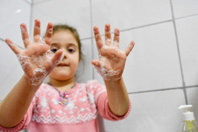 Τα παιδιά είναι πολύ λιγότερο ασυμπτωματικοί φορείς εξάπλωσης του κορονοϊού σε σχέση με τους μεγάλους Τα παιδιά είναι πολύ λιγότερο ασυμπτωματικοί φορείς εξάπλωσης του κορονοϊού σε σχέση με τους μεγάλους