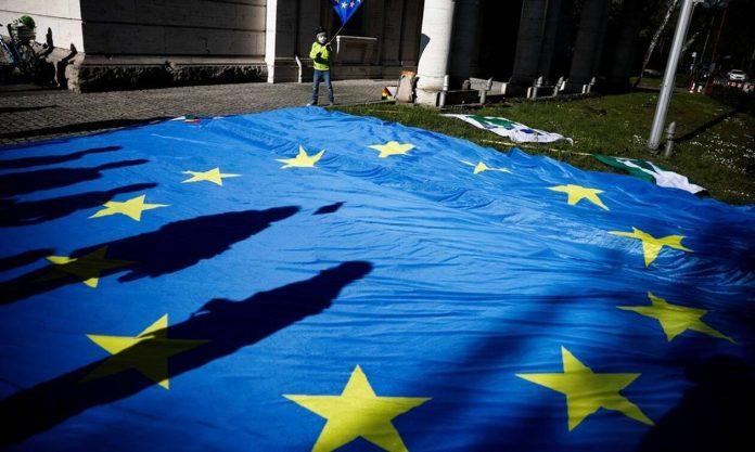 Ο Επίτροπος Προϋπολογισμού της ΕΕ Γιοχάνες Χαν προωθεί τα ευρωομόλογα για τον κορονοϊό Ο Επίτροπος Προϋπολογισμού της ΕΕ Γιοχάνες Χαν προωθεί τα ευρωομόλογα για τον κορονοϊό
