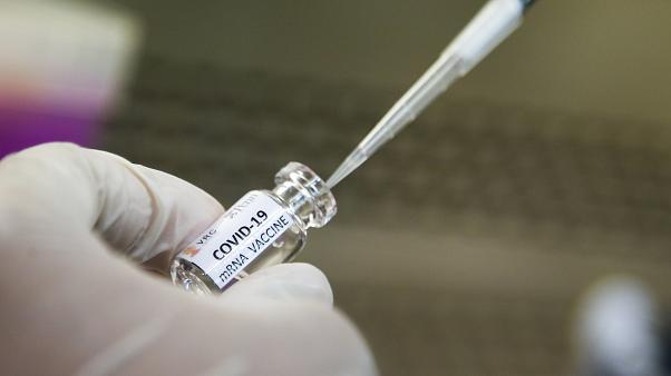 Βρετανία: Εγκρίθηκε το εμβόλιο της Moderna για την παραλλαγή Όμικρον