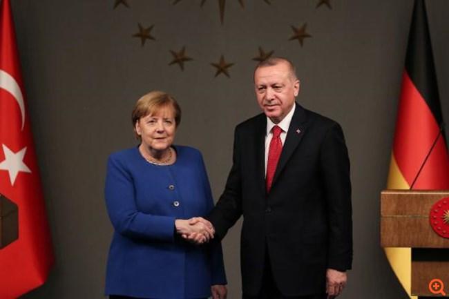 DW: Η Μέρκελ ζητά αποκλιμάκωση της έντασης DW: Η Μέρκελ ζητά αποκλιμάκωση της έντασης