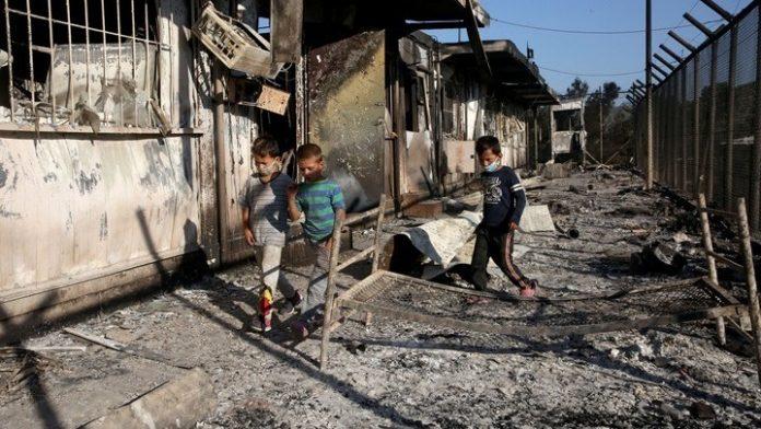 Ανακοινώσεις κυβέρνησης για Μόρια: Σε πλοία θα φιλοξενηθούν χίλιοι ευάλωτοι από το ΚΥΤ Ανακοινώσεις κυβέρνησης για Μόρια: Σε πλοία θα φιλοξενηθούν χίλιοι ευάλωτοι από το ΚΥΤ