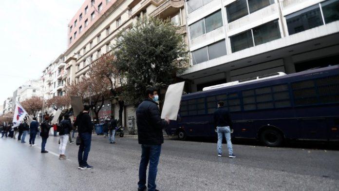 Στεφάνια στο Πολυτεχνείο από αντιπροσωπείες των ΚΚΕ, ΚΝΕ, ΠΑΜΕ και ΣΦΕΑ και εκδήλωση διαμαρτυρίας στο προξενείο των ΗΠΑ Στεφάνια στο Πολυτεχνείο από αντιπροσωπείες των ΚΚΕ, ΚΝΕ, ΠΑΜΕ και ΣΦΕΑ και εκδήλωση διαμαρτυρίας στο προξενείο των ΗΠΑ
