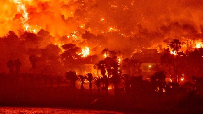Μάχη με τις φλόγες στον Σχίνο Λουτρακίου – Εκκενώθηκαν 6 οικισμοί και 2 μονές Μάχη με τις φλόγες στον Σχίνο Λουτρακίου – Εκκενώθηκαν 6 οικισμοί και 2 μονές