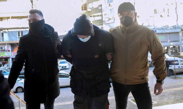 Στα Δικαστήρια ο 20χρονος που είχε διαφύγει στην Αλβανία – Συνεχίζονται οι απολογίες – Νέοι έλεγχοι της ΕΛΑΣ σε συνδέσμους οπαδών Στα Δικαστήρια ο 20χρονος που είχε διαφύγει στην Αλβανία – Συνεχίζονται οι απολογίες – Νέοι έλεγχοι της ΕΛΑΣ σε συνδέσμους οπαδών