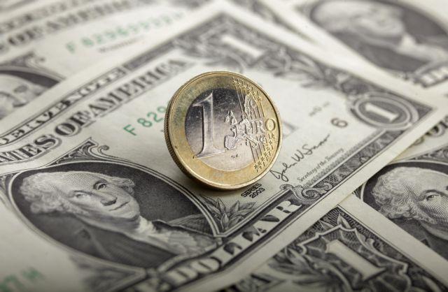 Tο ευρώ έναντι του δολαρίου σημειώνει οριακή πτώση
