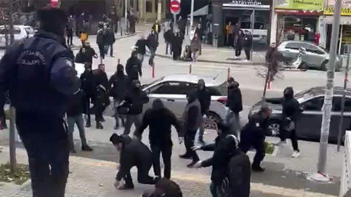 Επεισόδια έξω από το δικαστήριο στη δίκη για τη δολοφονία του Άλκη Καμπανού Επεισόδια έξω από το δικαστήριο στη δίκη για τη δολοφονία του Άλκη Καμπανού