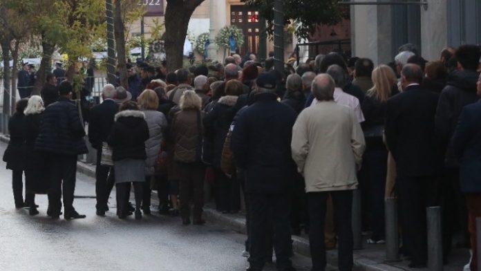 Στις 12:00 η εξόδιος ακολουθία για τον τέως βασιλιά (βίντεο) Στις 12:00 η εξόδιος ακολουθία για τον τέως βασιλιά (βίντεο)