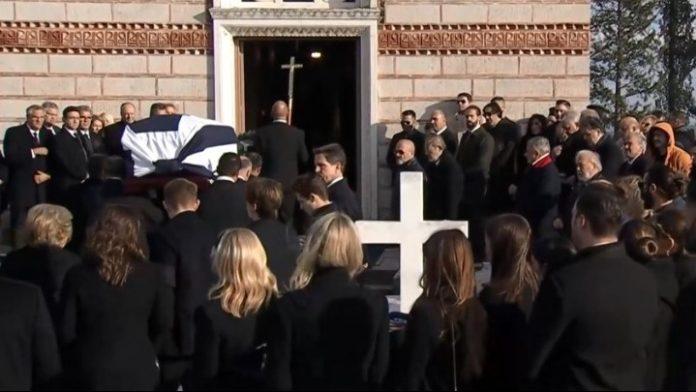 Ενταφιάστηκε στο Τατόι ο τέως βασιλιάς Ενταφιάστηκε στο Τατόι ο τέως βασιλιάς
