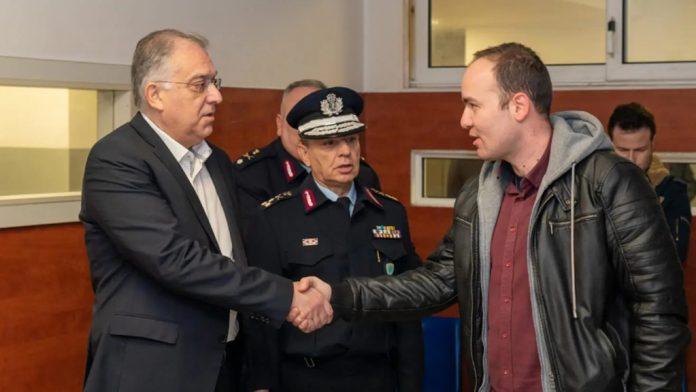 Τάκης Θεοδωρικάκος: «Ενισχύουμε με 600 ειδικούς φρουρούς την ασφάλεια των πολιτών» Τάκης Θεοδωρικάκος: «Ενισχύουμε με 600 ειδικούς φρουρούς την ασφάλεια των πολιτών»