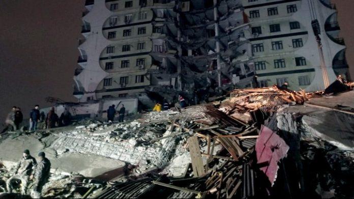 Φονικός σεισμός 7,8 Ρίχτερ στα σύνορα Τουρκίας και Συρίας – Εκατοντάδες οι νεκροί (βίντεο) Φονικός σεισμός 7,8 Ρίχτερ στα σύνορα Τουρκίας και Συρίας – Εκατοντάδες οι νεκροί (βίντεο)