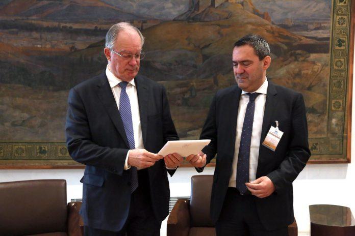 Στον Πρόεδρο της Βουλής η έκθεση της Εθνικής Επιτροπής Τηλεπικοινωνιών Στον Πρόεδρο της Βουλής η έκθεση της Εθνικής Επιτροπής Τηλεπικοινωνιών