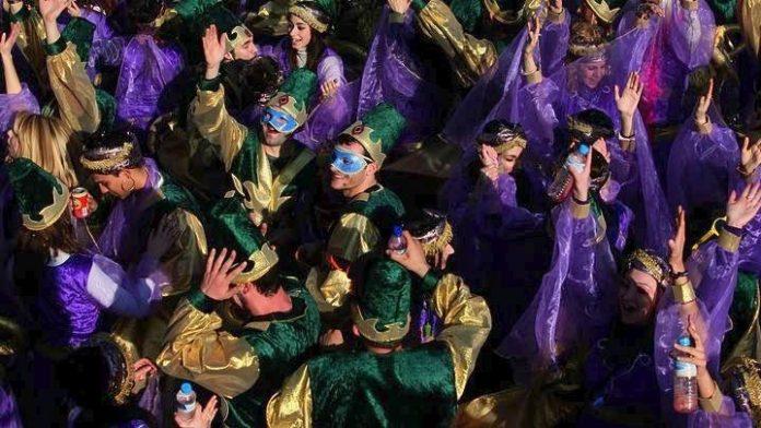 Σάτιρα και τραγούδι στο καρναβάλι της Αγιάσου Σάτιρα και τραγούδι στο καρναβάλι της Αγιάσου