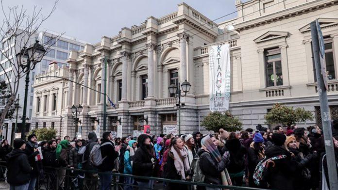 Διαμαρτυρία καλλιτεχνών έξω από το Εθνικό Θέατρο Διαμαρτυρία καλλιτεχνών έξω από το Εθνικό Θέατρο