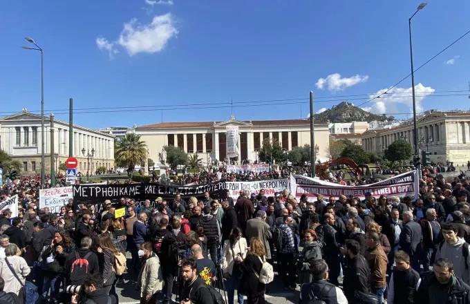 Σε εξέλιξη οι απεργιακές κινητοποιήσεις στο κέντρο της Αθήνας (video) Σε εξέλιξη οι απεργιακές κινητοποιήσεις στο κέντρο της Αθήνας (video)