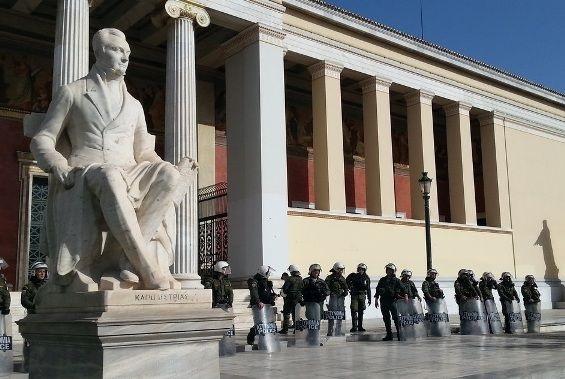 «Μπαράζ» συλλήψεων για την κατάληψη στην Πρυτανεία του ΕΚΠΑ «Μπαράζ» συλλήψεων για την κατάληψη στην Πρυτανεία του ΕΚΠΑ