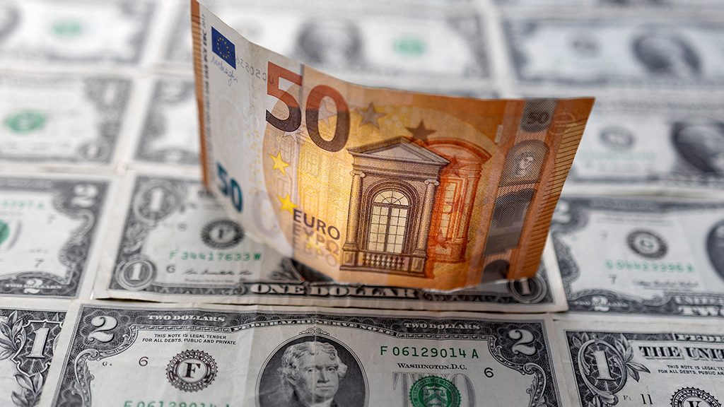Το ευρώ ενισχύεται 0,30%, στα 1,1038 δολάρια Το ευρώ ενισχύεται 0,30%, στα 1,1038 δολάρια