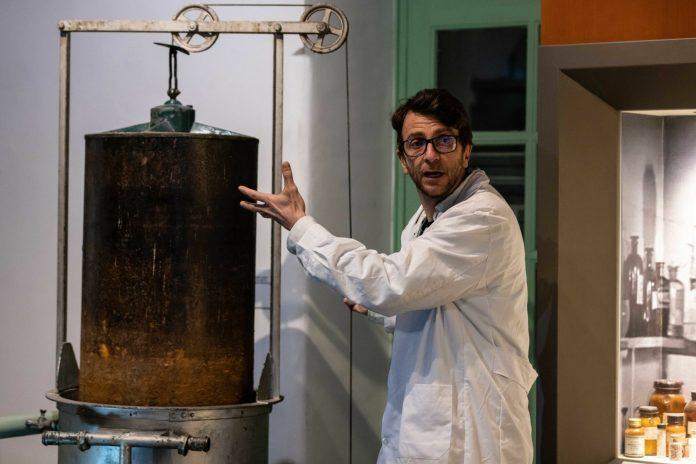 «Ποιος κρατάει το φανάρι» Η θεατρική ξενάγηση στο Βιομηχανικό Μουσείο Φωταερίου «Ποιος κρατάει το φανάρι» Η θεατρική ξενάγηση στο Βιομηχανικό Μουσείο Φωταερίου