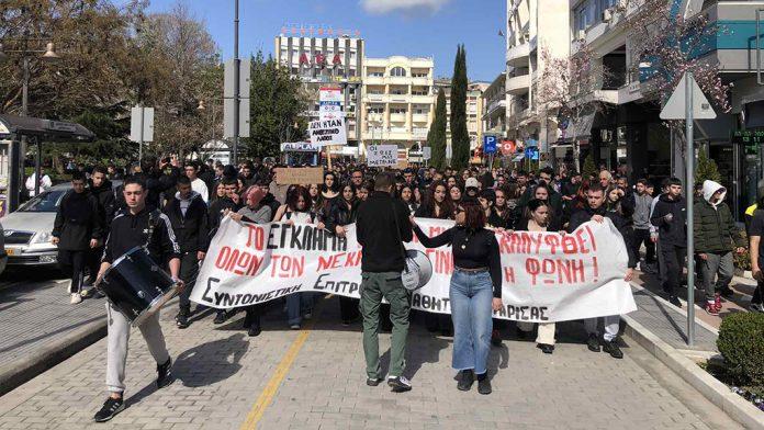 Λάρισα: Συγκέντρωση, νεαρών παιδιών, μαθητών, αλλά και φοιτητών για το δυστύχημα στα Τέμπη Λάρισα: Συγκέντρωση, νεαρών παιδιών, μαθητών, αλλά και φοιτητών για το δυστύχημα στα Τέμπη