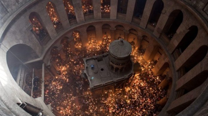Με λαμπρότητα η τελετή Αφής του Αγίου Φωτός στα Ιεροσόλυμα Με λαμπρότητα η τελετή Αφής του Αγίου Φωτός στα Ιεροσόλυμα