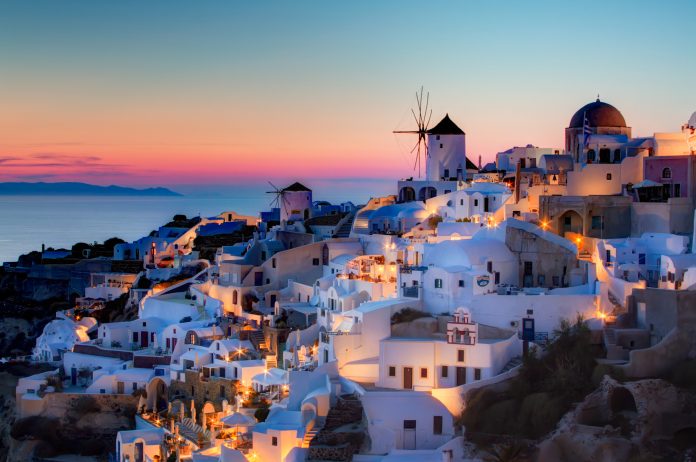 Τουρισμός δύο ταχυτήτων: Άνοδος στα καταλύματα, πίεση στην εστίαση με βαριά απώλεια για τη Σαντορίνη Τουρισμός δύο ταχυτήτων: Άνοδος στα καταλύματα, πίεση στην εστίαση με βαριά απώλεια για τη Σαντορίνη
