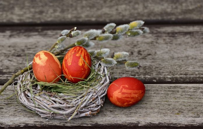 Πώς θα βάψετε κόκκινα τα αυγά με ξερά κρεμμύδια Πώς θα βάψετε κόκκινα τα αυγά με ξερά κρεμμύδια