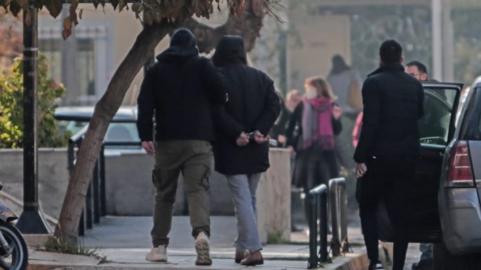 Πάνω από 10 νέα πρόσωπα «έδειξε» η 12χρονη από τον Κολωνό Πάνω από 10 νέα πρόσωπα «έδειξε» η 12χρονη από τον Κολωνό