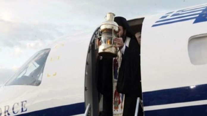 Το Άγιο Φως θα φτάσει στην Αθήνα από τα Ιεροσόλυμα με ειδική πτήση Το Άγιο Φως θα φτάσει στην Αθήνα από τα Ιεροσόλυμα με ειδική πτήση