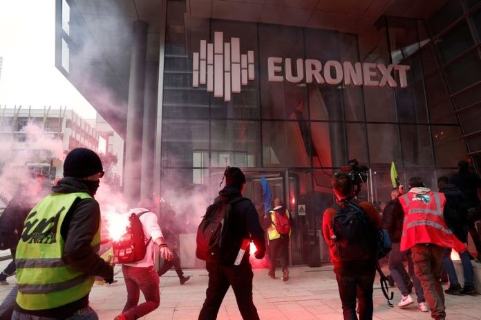 Τι ζητούσαν οι διαδηλωτές που «κατέλαβαν» το κτίριο Euronext στο Παρίσι; Διαδηλωτές εισέβαλαν στο κτίριο Euronext στο Παρίσι