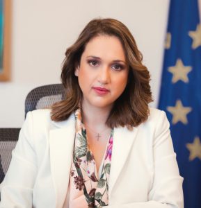 <img src="Γενική-Γραμματέας-Διεθνών-Οικονομικών-Σχέσεων-και-Εξωστρέφειας-Βασιλική-Βίκυ-Λοΐζου.jpg" alt="η-ελλάδα-στο-επίκεντρο">