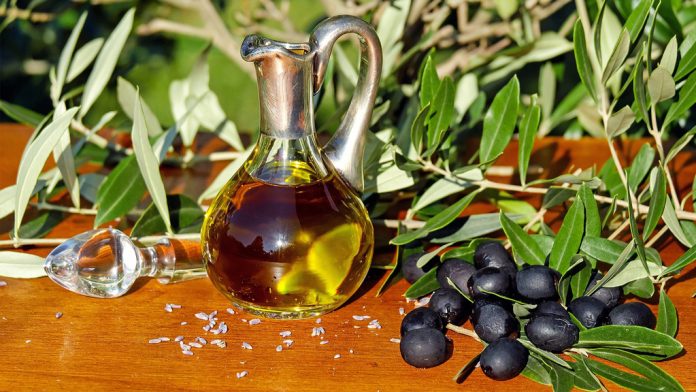 Παραδοσιακό ελαιόλαδο και τεχνολογία πρωταγωνιστούν στην άνοδο των ελληνικών εξαγωγών Παραδοσιακό ελαιόλαδο και τεχνολογία πρωταγωνιστούν στην άνοδο των ελληνικών εξαγωγών