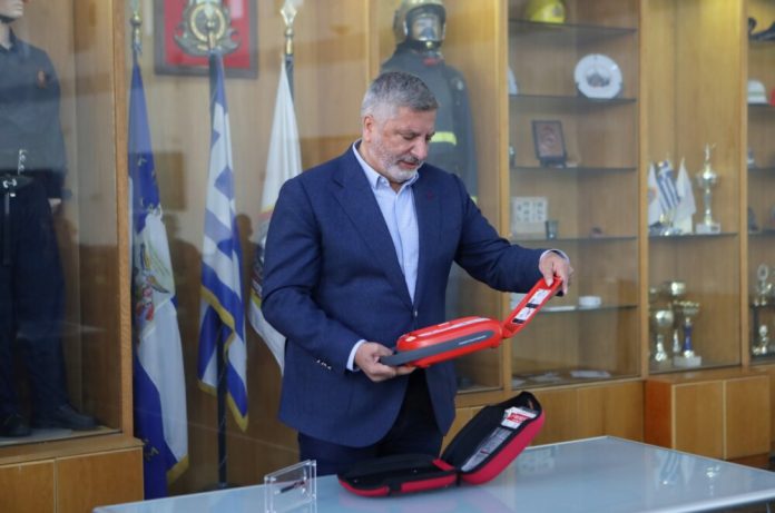 Προσφορά ενός σύγχρονου απινιδωτή στο Πυροσβεστικό Σώμα Προσφορά ενός σύγχρονου απινιδωτή στο Πυροσβεστικό Σώμα