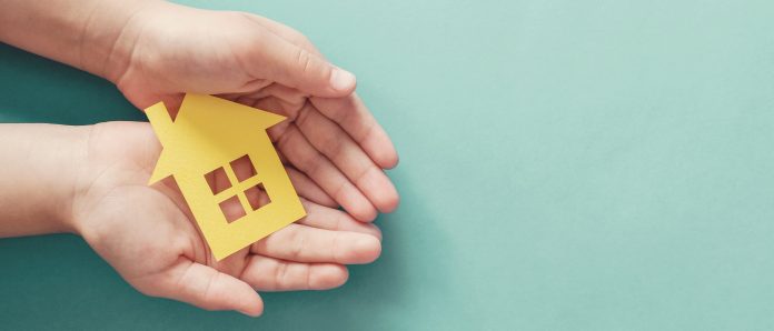 Πρόγραμμα «κάλυψη»: μπήκε σπίτι της η πρώτη οικογένεια
