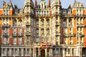 <img src="Mandarin-Oriental-London.png" alt="τo-πρώτο-ξενοδοχείο-mandarin">