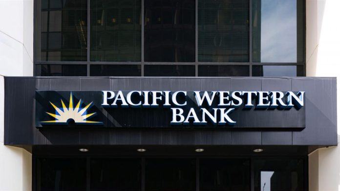 Η PacWest υποχώρησε 56%