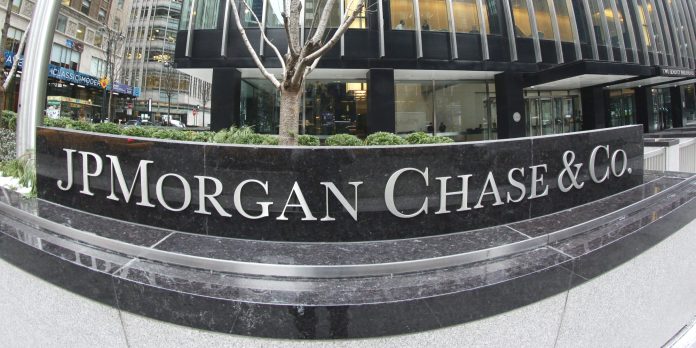 JP Morgan: Γιατί «κλειδώνει» κέρδη στα ελληνικά ομόλογα ενόψει της νέας έκδοσης JP Morgan: Γιατί «κλειδώνει» κέρδη στα ελληνικά ομόλογα ενόψει της νέας έκδοσης