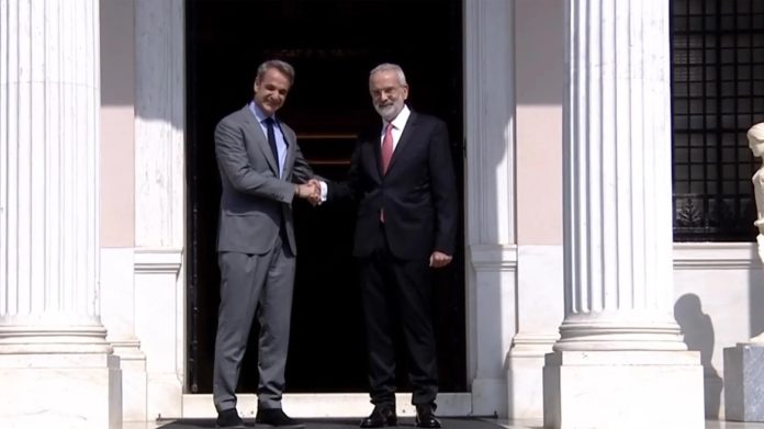 Τα «κλειδιά» του Μεγάρου Μαξίμου παρέδωσε στον Ιωάννη Σαρμά ο Κυριάκος Μητσοτάκης Τα «κλειδιά» του Μεγάρου Μαξίμου παρέδωσε στον Ιωάννη Σαρμά ο Κυριάκος Μητσοτάκης