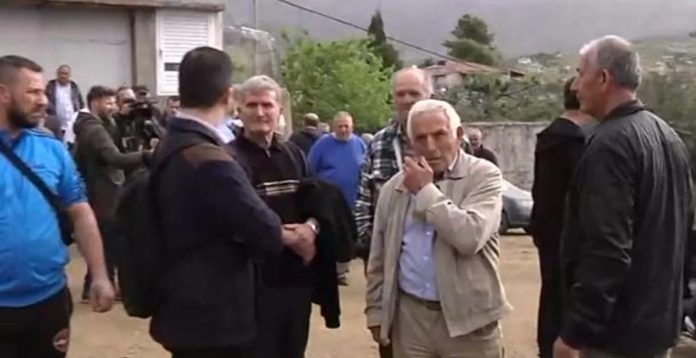 Ένταση στην Χειμάρρα: Σταμάτησε η καταμέτρηση των ψήφων Ένταση στην Χειμάρρα: Σταμάτησε η καταμέτρηση των ψήφων