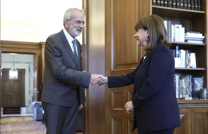 Στο Προεδρικό Μέγαρο ο Ιωάννης Σαρμάς – Αναλαμβάνει καθήκοντα υπηρεσιακού πρωθυπουργού Στο Προεδρικό Μέγαρο ο Ιωάννης Σαρμάς – Αναλαμβάνει καθήκοντα υπηρεσιακού πρωθυπουργού