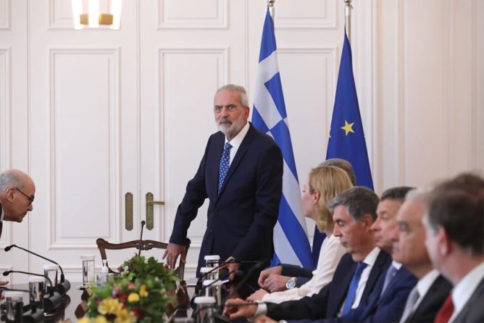 Σαρμάς στο υπουργικό: «Η υπηρεσιακή κυβέρνηση δεν μπορεί να παρέμβει στον προεκλογικό αγώνα» Σαρμάς στο υπουργικό: «Η υπηρεσιακή κυβέρνηση δεν μπορεί να παρέμβει στον προεκλογικό αγώνα»