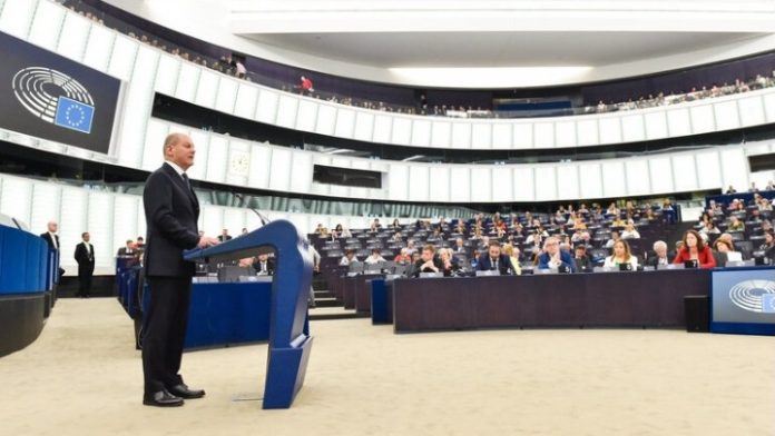 Σολτς στο Ευρωκοινοβούλιο: «Λύση στο μεταναστευτικό με ευρωπαϊκή αλληλεγγύη» Σολτς στο Ευρωκοινοβούλιο: «Λύση στο μεταναστευτικό με ευρωπαϊκή αλληλεγγύη»