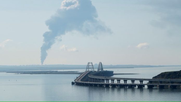 Φωτιά σε αποθήκη καυσίμων στη γέφυρα της Κριμαίας στη Ρωσία Φωτιά σε αποθήκη καυσίμων στη γέφυρα της Κριμαίας στη Ρωσία
