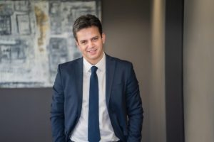 <img src="Θεόδωρος-Καρούτζος-Διευθύνων-Σύμβουλος-της-Affidea-Ελλάδος.jpg" alt="στρατηγική-συνεργασία-του-ομίλου-affidea">
