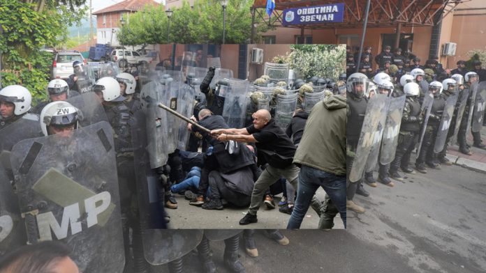 Στρατιώτες του ΝΑΤΟ φρουρούν δημοτικό κτίριο σε πόλη του Κοσόβου έπειτα από συγκρούσεις