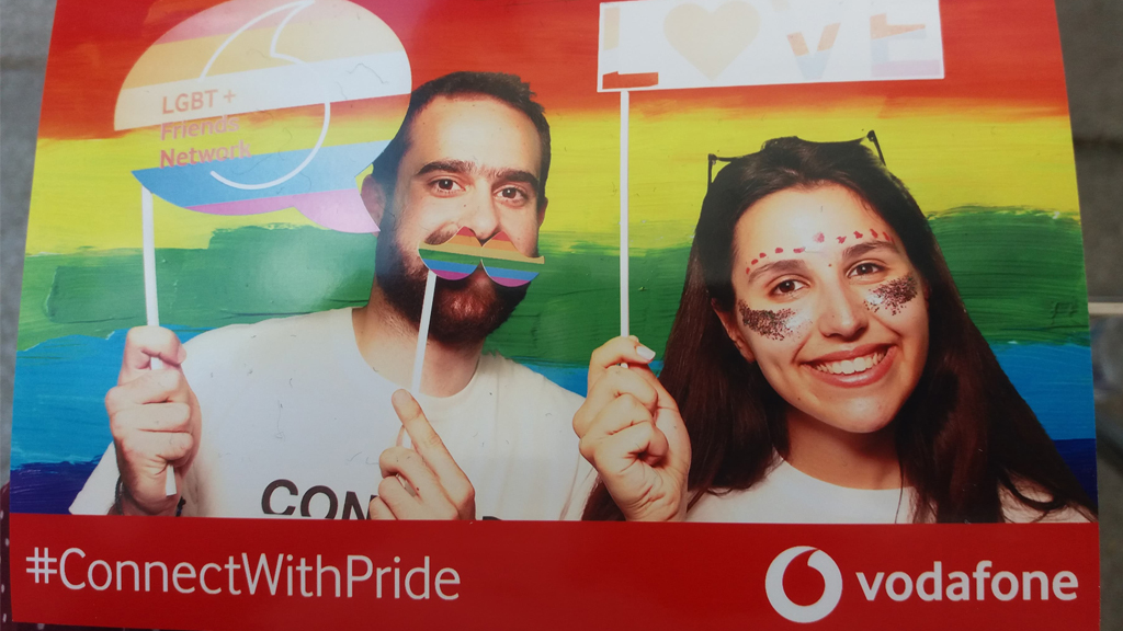 <img src="Connect-With-Pride.jpg" alt="ηχηρό-μήνυμα-της-vodafone">
