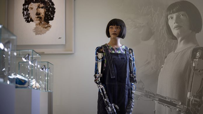 Στη London Design Biennale η Ai-Da ρομπότ σχεδιάζει οικιακά αντικείμενα