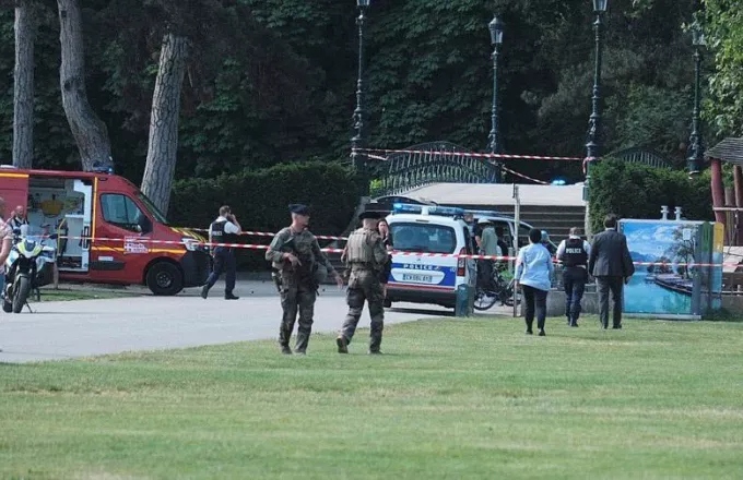 Συναγερμός στην Γαλλία: Άνδρας επιτέθηκε με μαχαίρι σε παιδιά σε παιδική χαρά Συναγερμός στην Γαλλία: Άνδρας επιτέθηκε με μαχαίρι σε παιδιά σε παιδική χαρά